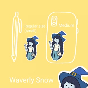 Może przedstawiać: Cyfrowa ilustracja postaci z kresk&oacute;wek o imieniu Waverly Snow. Ma na sobie niebieski kapelusz czarownicy i biały top na ramiączkach. Obraz przedstawia dwie wersje postaci, jedną małą, a drugą średnią. Tekst "Rozmiar standardowy (mały)" i "Średni" jest zawarty w obrazie.