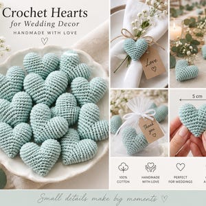 Può includere: Una collezione di cuori all'uncinetto azzurri, ciascuno di 5 cm per 5 cm. I cuori sono mostrati su un piatto bianco, legati a un tovagliolo con un'etichetta Love, all'interno di un sacchetto regalo trasparente e tenuti tra le dita. Il testo include Crochet Hearts for Wedding Decor, Handmade with Love, Thank you e 100% Cotton.