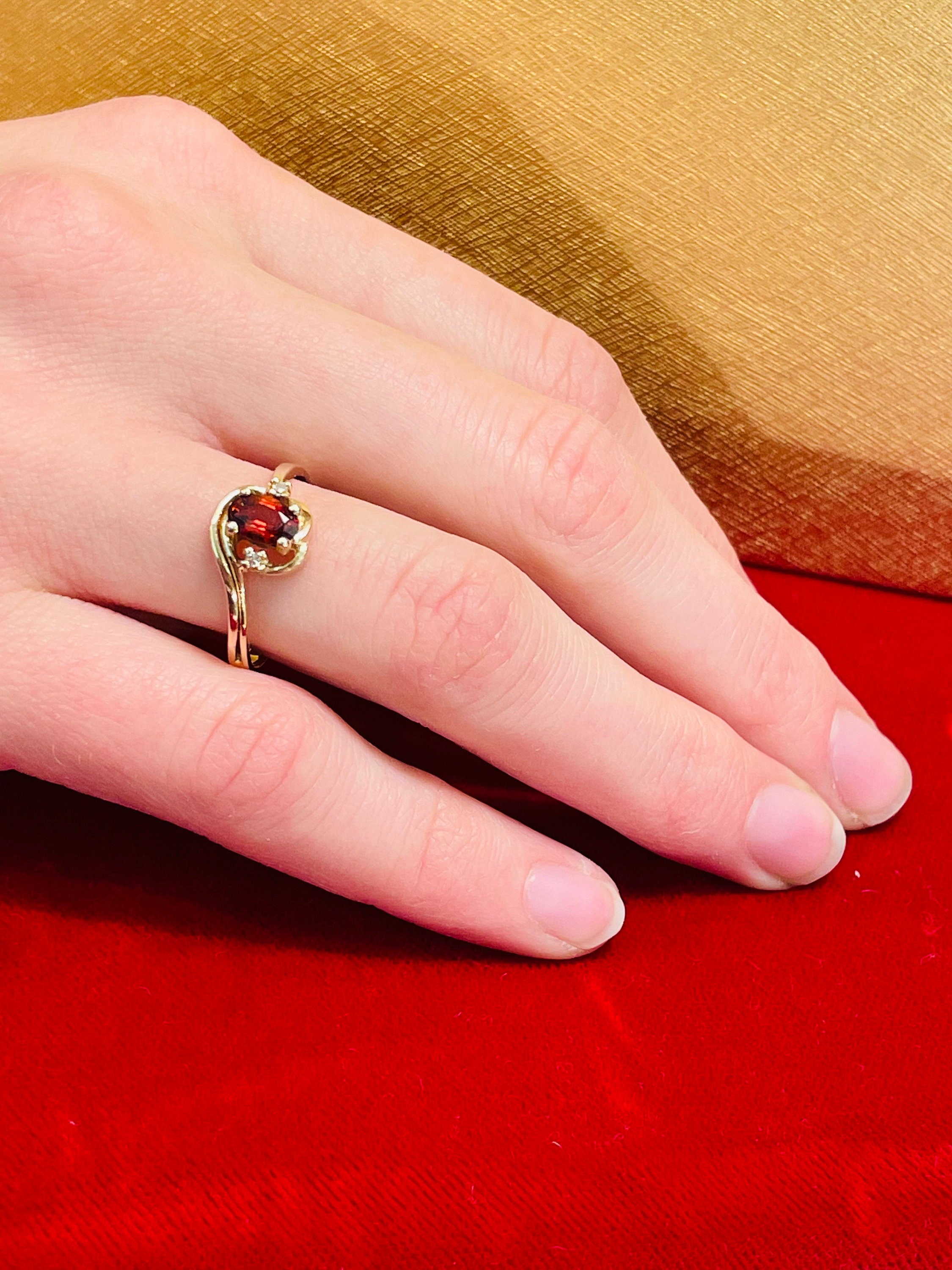 10K Yellow Gold 3-stone Garnet Swirl Ring With 0.03CTW Diamonds - Etsy