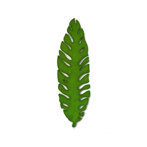 Puede incluir: Una hoja de fieltro verde con un diseño detallado e intrincado. La hoja está recortada y tiene una textura suave y aterciopelada.