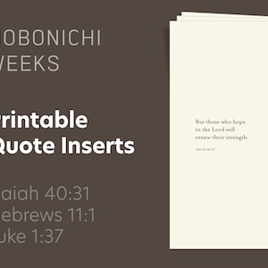 Può includere: Inserti di citazioni stampabili per gli agende Hobonichi Weeks. Gli inserti presentano il testo "Ma quelli che sperano nel Signore rinnoveranno le loro forze." con il riferimento biblico "Isaia 40:31".