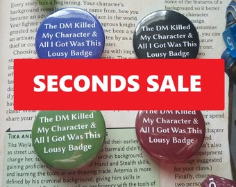 SECONDS SALE - 38mm Buttons, Dungeons und Dragons, DnD, RPG Geschenk, Dungeon Master, Einzigartig, Defekter Verkauf, leichte Sekunde, Fehlerhaft