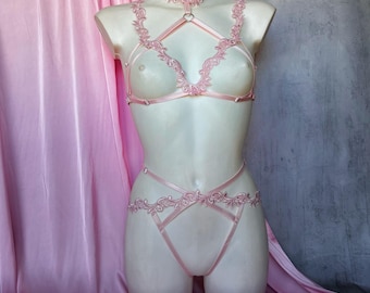 Roze kanten lingerieset - Geborduurd harnas met bloemenmotief, choker en slipje