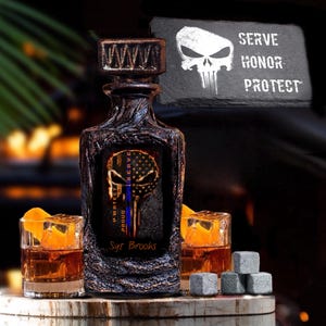 Juego de decantador de whisky personalizado con calavera de policía, billetera con monograma personalizado de policía, vasos de whisky escocés/diseño de lava, regalo de bar para él