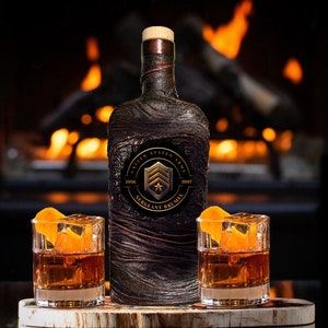 US Army Rank Personalized Whiskey Decanter Set with Gift Box/Military Scotch Glasses Gift for Dad Home Bar/Unique Lava Design-Bourbon Men
