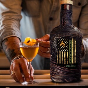 US Army Rank Personalized Whiskey Decanter Set with Gift Box/Military Scotch Glasses Gift for Dad Home Bar/Unique Lava Design-Bourbon Men