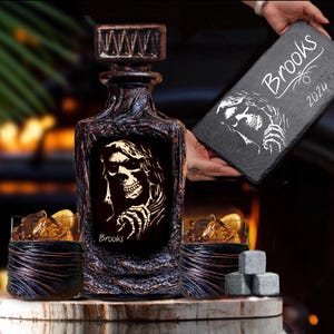 Set di decanter per whisky personalizzato con teschio/Vassoio da portata personalizzato Regalo scozzese per marito motociclista/Regalo di anniversario per lui/Regalo di nozze per motociclisti