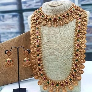 Set composto da collana e orecchini Laxmi placcati in oro.