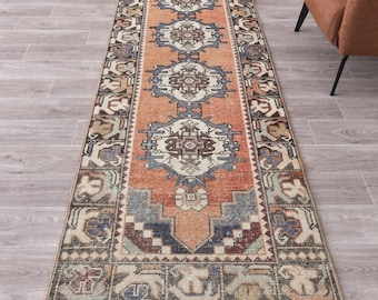Alfombra de lana tribal turca vintage, alfombra de área anatolia de 3x10 pies en tonos apagados.