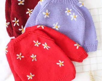 Pull tricoté main pour bébés marguerites