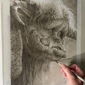 Puede incluir: Dibujo a lápiz detallado de una criatura fantástica con cuernos, pelaje y una cara texturizada. La obra de arte está en progreso, con una mano sosteniendo un lápiz agregando detalles. La firma del artista "Barry Jones" es visible.