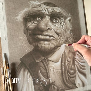Op de afbeelding: Een zwart-witte potloodtekening van een persoon met een grote neus en borstelige wenkbrauwen. De persoon draagt een overhemd met kraag en heeft een serieuze uitdrukking op zijn gezicht. De tekening is gesigneerd met "Barry Jones".