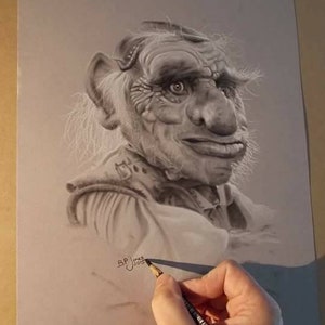 Op de afbeelding: Een gedetailleerde zwart-witte potloodtekening van een fictief personage met een grote neus, grote oren en een lange witte baard. Het personage draagt ​​een hoed en een jas. De tekening is gesigneerd met "B.P. Jones 2016".