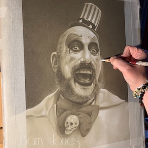 Puede incluir: Un dibujo en blanco y negro de un hombre con barba y sombrero de copa. El hombre lleva una pajarita y un alfiler de calavera. El dibujo está firmado "Barry Jones".