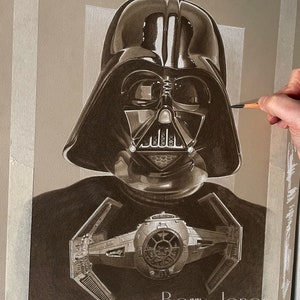 Könnte beinhalten: Eine Schwarzweiß-Bleistiftzeichnung von Darth Vader aus Star Wars, mit einem TIE-Jäger im Vordergrund. Die Zeichnung ist signiert mit "Barry Jones".