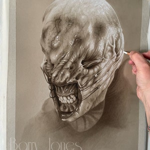 Może przedstawiać: Szczegółowy rysunek ołówkiem przedstawiający potworne stworzenie z groteskowym obliczem i ostrymi zębami. Głowa stworzenia jest przechylona na bok, a jego oczy są zamknięte. Rysunek wykonany jest w odcieniach szarości i bieli, a podpis artysty, "Barry Jones", widoczny jest w lewym dolnym rogu.