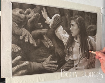Puede incluir: Un dibujo a lápiz detallado representa a una mujer con una blusa blanca, rodeada de numerosas manos. La obra de arte, en tonos grises, captura una escena dramática con la firma del artista "Barry Jones" en la parte inferior.