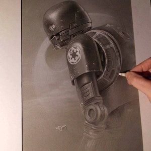 Puede incluir: Un dibujo a lápiz detallado de un Death Trooper Imperial de Star Wars, un robot gris oscuro con un casco negro y un símbolo imperial blanco en el hombro.