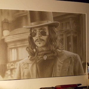 Puede incluir: Un dibujo a lápiz en blanco y negro de un hombre con un sombrero de copa, gafas de sol y un abrigo largo. El hombre tiene el pelo largo y oscuro y un bigote. El fondo es una imagen borrosa de un edificio.