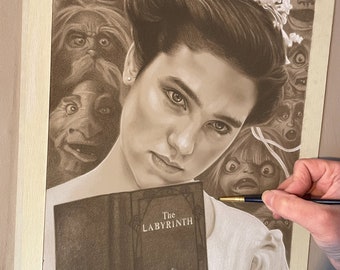Puede incluir: Un dibujo a grafito en tonos sepia que muestra una figura central con un tocado floral sosteniendo un libro titulado The Labyrinth. La composición está rodeada por varios rostros de criaturas fantásticas, sombreados en detalle sobre papel.