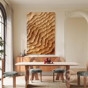 Puede incluir: Una gran pieza de arte mural rectangular de madera con un patrón tallado en forma de ola en tonos marrones y beige. La obra de arte cuelga sobre un aparador de madera en un comedor, con una mesa y sillas en primer plano.