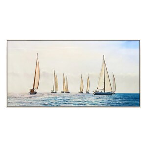 Pode incluir: Uma pintura de veleiros em um mar azul calmo com um c&eacute;u azul claro. Os veleiros s&atilde;o brancos com detalhes marrons e navegam em linha.