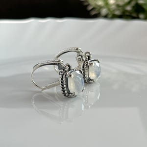 Kolczyki z kamieniem księżycowym Rainbow Moonstone, wiszące kolczyki w kształcie poduszeczki, lite srebro próby 925, kolczyki o fakturze splotu koszykowego, biżuteria z kamieniami szlachetnymi
