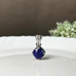 Wisiorek z kamieniem szlachetnym Lapis, Solidny wisiorek ze srebra próby 925, Splot koszykowy z fakturą kamienia szlachetnego Lapis oraz lekko oksydowana zawieszka |