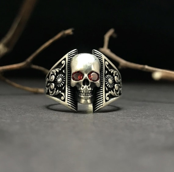 Anello con teschio in argento sterling 925 ossidato: Memento Mori