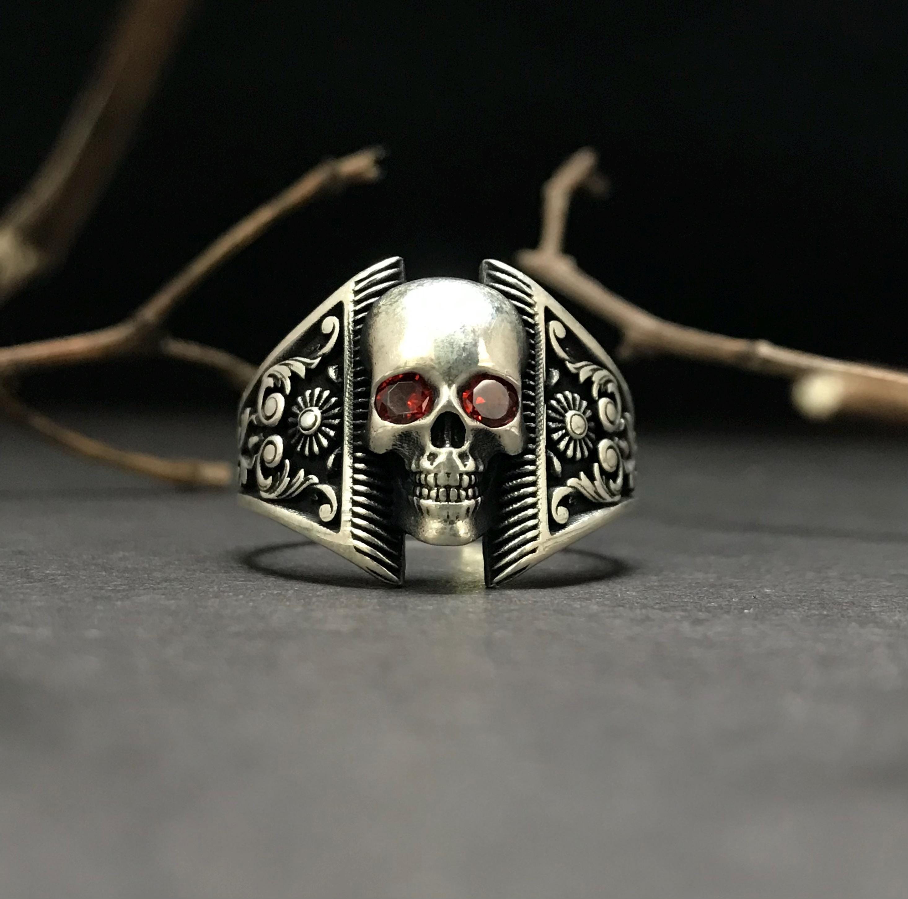 Anello con teschio in argento sterling 925 ossidato: Memento Mori