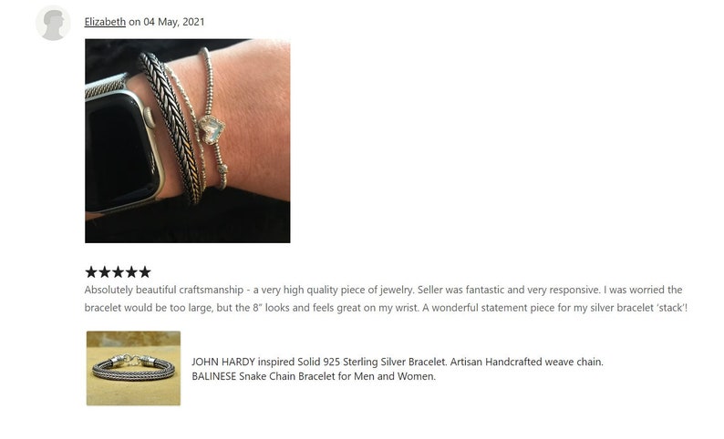 Puede incluir: Un brazalete de plata con un dije en forma de coraz&oacute;n. El brazalete est&aacute; hecho de una cadena tejida y mide 20 cm de largo. El brazalete es una pieza de declaraci&oacute;n para una pila de brazaletes de plata.