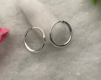 Op de afbeelding: Een paar zilveren creolen. De oorbellen zijn simpel en klassiek en zouden een geweldig cadeau zijn voor elke gelegenheid.