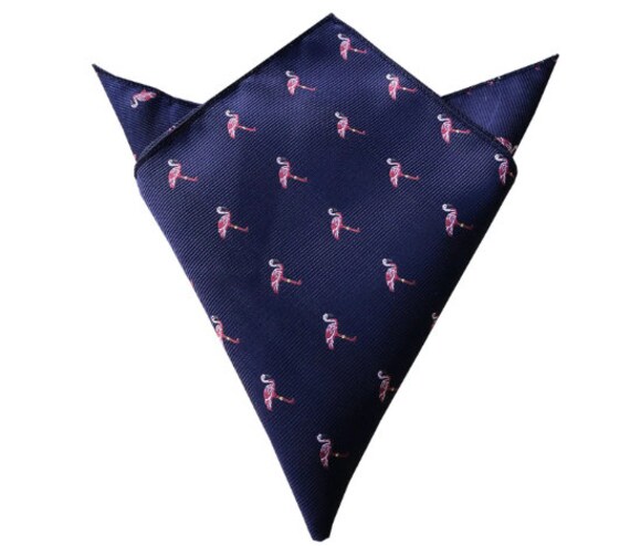 Cravatta Uomo Blu Navy Con Fenicotteri Rosa – The Tie Studio, Larghezza 9cm, Microfibra, Nuova Con Etichette