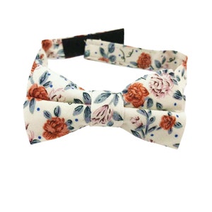 Ensemble noeud papillon et pochette de costume orange à fleurs : garçons d'honneur pour mariage en coton