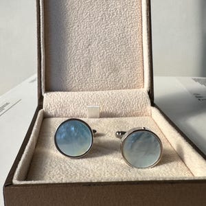Gemelos de plata con concha azul claro - Diseño redondo clásico