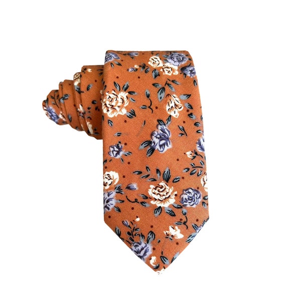 Orange brûlé avec cravate skinny à fleurs blanche | Pochette de costume | cravate fleurie | cravate à fleurs | Noeud papillon rouille | cravate rose de mariage | garçons d'honneur