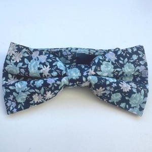 Voorgestrikte katoenen vlinderstrik met bloemenprint: nachtblauwe bruidsjonkers