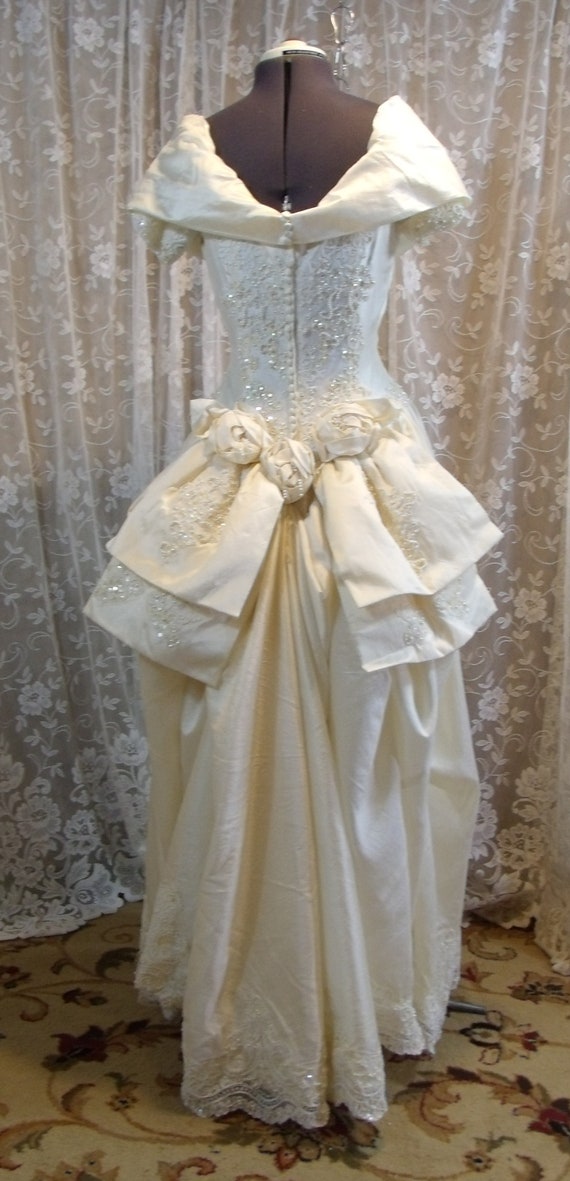 Incredible Ivory Silk Bridal Gown, Size 8   , Vin… - image 5