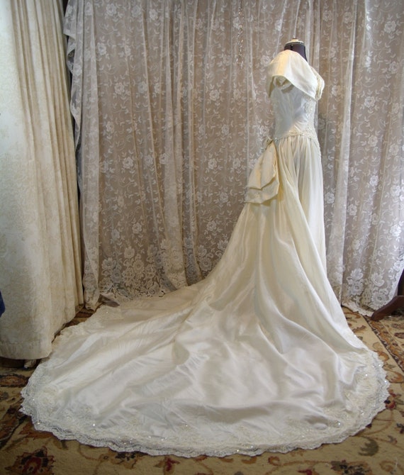 Incredible Ivory Silk Bridal Gown, Size 8   , Vin… - image 2