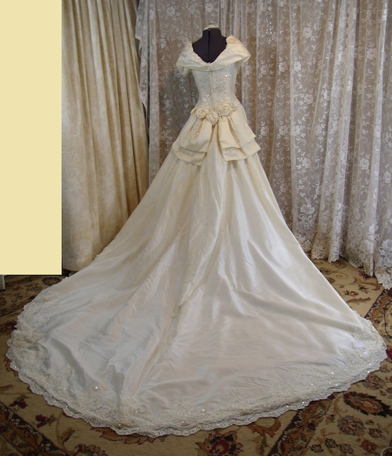 Incredible Ivory Silk Bridal Gown, Size 8   , Vin… - image 9