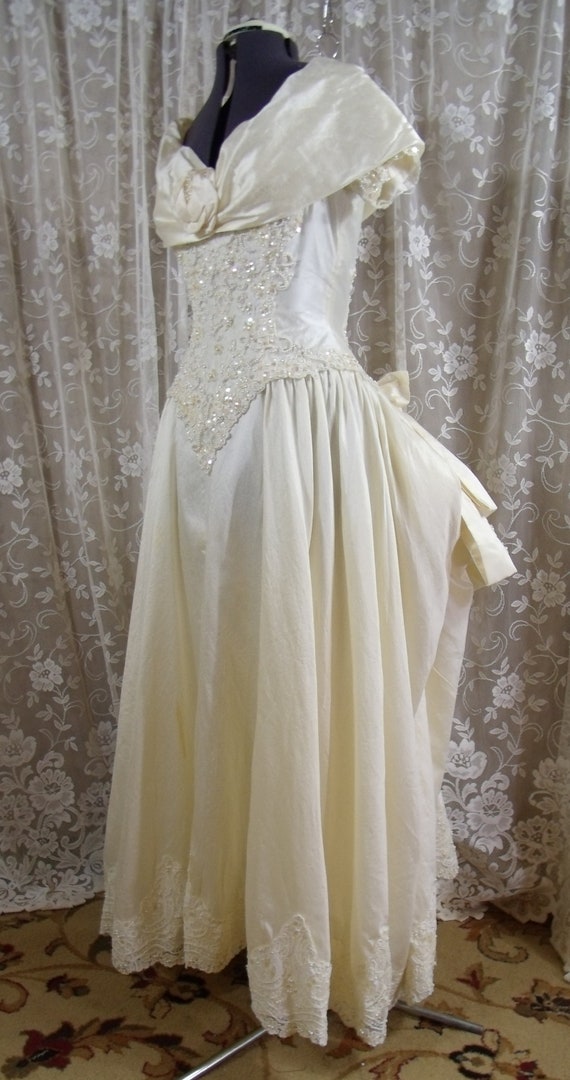 Incredible Ivory Silk Bridal Gown, Size 8   , Vin… - image 8