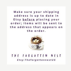 Puede incluir: Una taza y un platillo con un nido de huevos. La taza es blanca con un dise&ntilde;o floral. El texto de la imagen dice: "Aseg&uacute;rese de que su direcci&oacute;n de env&iacute;o est&eacute; actualizada en Etsy antes de realizar su pedido". The Forgotten Nest Etsy:TheforgottennestUS.