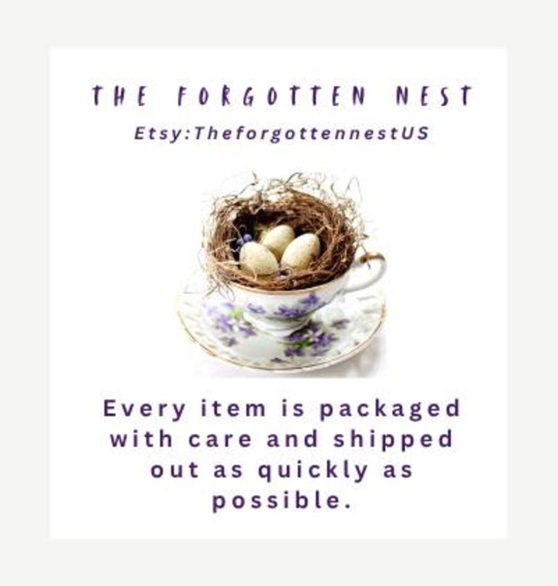 Puede incluir: Una taza y un platillo vintage, adornados con un estampado floral, sostienen un peque&ntilde;o nido de p&aacute;jaro con tres huevos moteados. El texto en la imagen dice "THE FORGOTTEN NEST" y "Etsy:TheforgottennestUS".