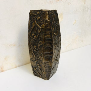 Vaso de flores antigo eduardiano artesanal em relevo cobre latão Art Nouveau Arts & Crafts design francês château estilo boudoir