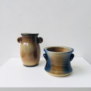 Vintage Westerwald WIM MÜHLENDYCK keramiklott med 2 vaser eller krukor Tyskland blåbrun saltglaserad retro stein