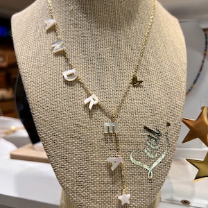 Collar con letras de nácar