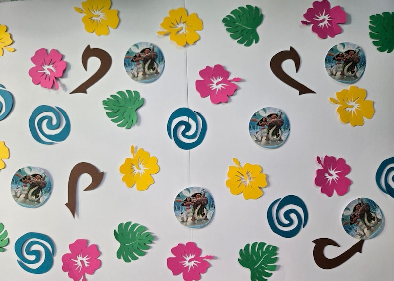 Pode incluir: Uma cole&ccedil;&atilde;o de recortes de papel com tema tropical. Os recortes incluem flores, folhas, um desenho em espiral e uma forma de gancho. As cores s&atilde;o azul, verde, amarelo, rosa e marrom.