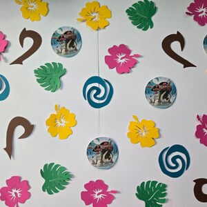 Pode incluir: Uma cole&ccedil;&atilde;o de recortes de papel com tema tropical. Os recortes incluem flores, folhas, um gancho e um design em espiral. H&aacute; tamb&eacute;m v&aacute;rios recortes circulares com imagens de personagens de desenhos animados.