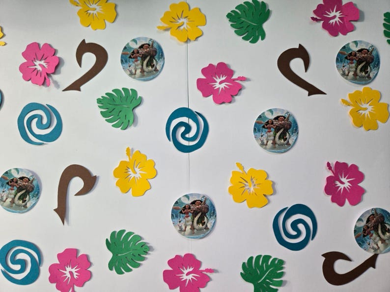 Pode incluir: Uma cole&ccedil;&atilde;o de recortes de papel com tema tropical. Os recortes incluem flores, folhas, um gancho e um design em espiral. H&aacute; tamb&eacute;m v&aacute;rios recortes circulares com imagens de personagens de desenhos animados.