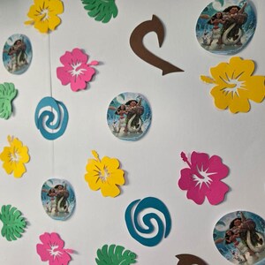 Pode incluir: Um fundo branco com v&aacute;rios recortes de papel, incluindo um redemoinho azul, ganchos marrons, folhas verdes e flores de hibisco rosa, amarelas e vermelhas. H&aacute; tamb&eacute;m duas imagens redondas de Moana e Maui do filme da Disney Moana.